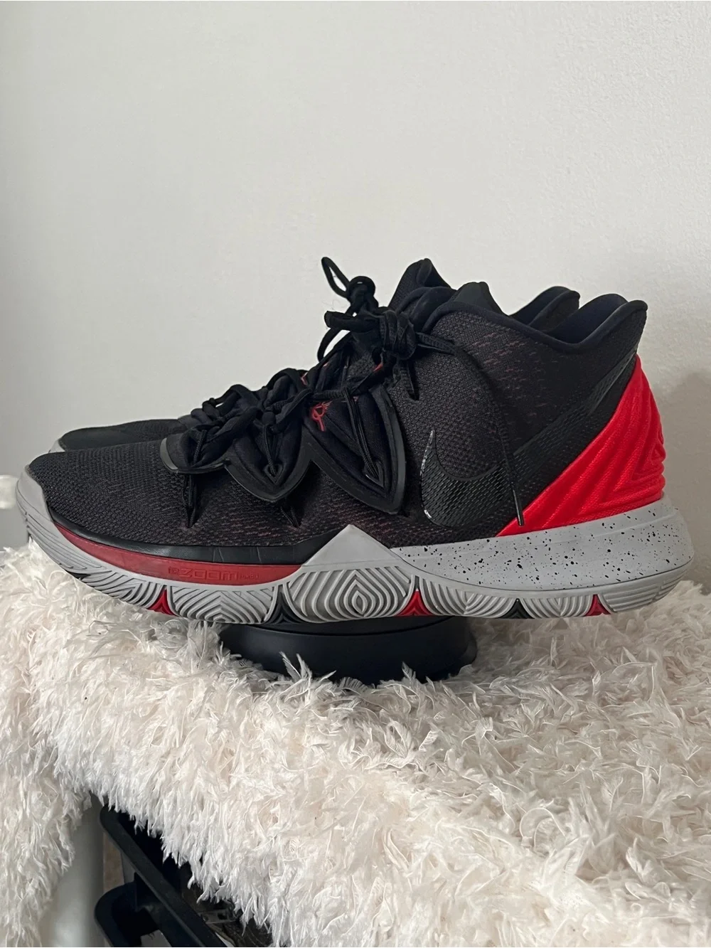 Nike Men’s Kyrie 5 Bred Basketball Shoes Size 13